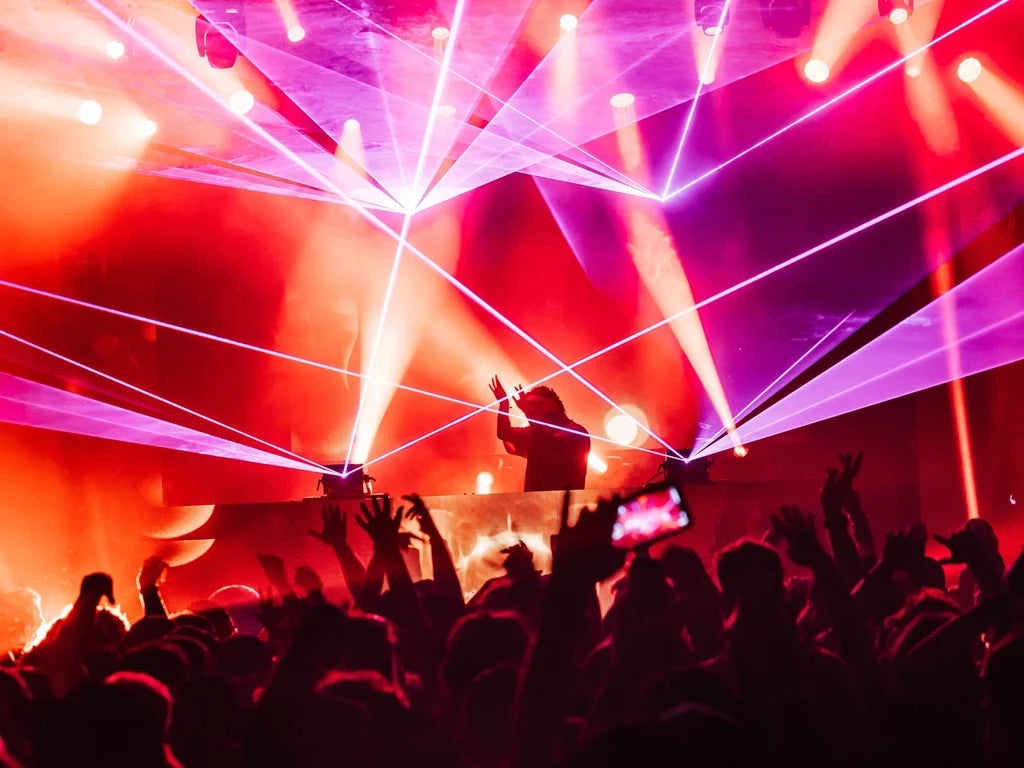 Lasers at a dj show using independent control
