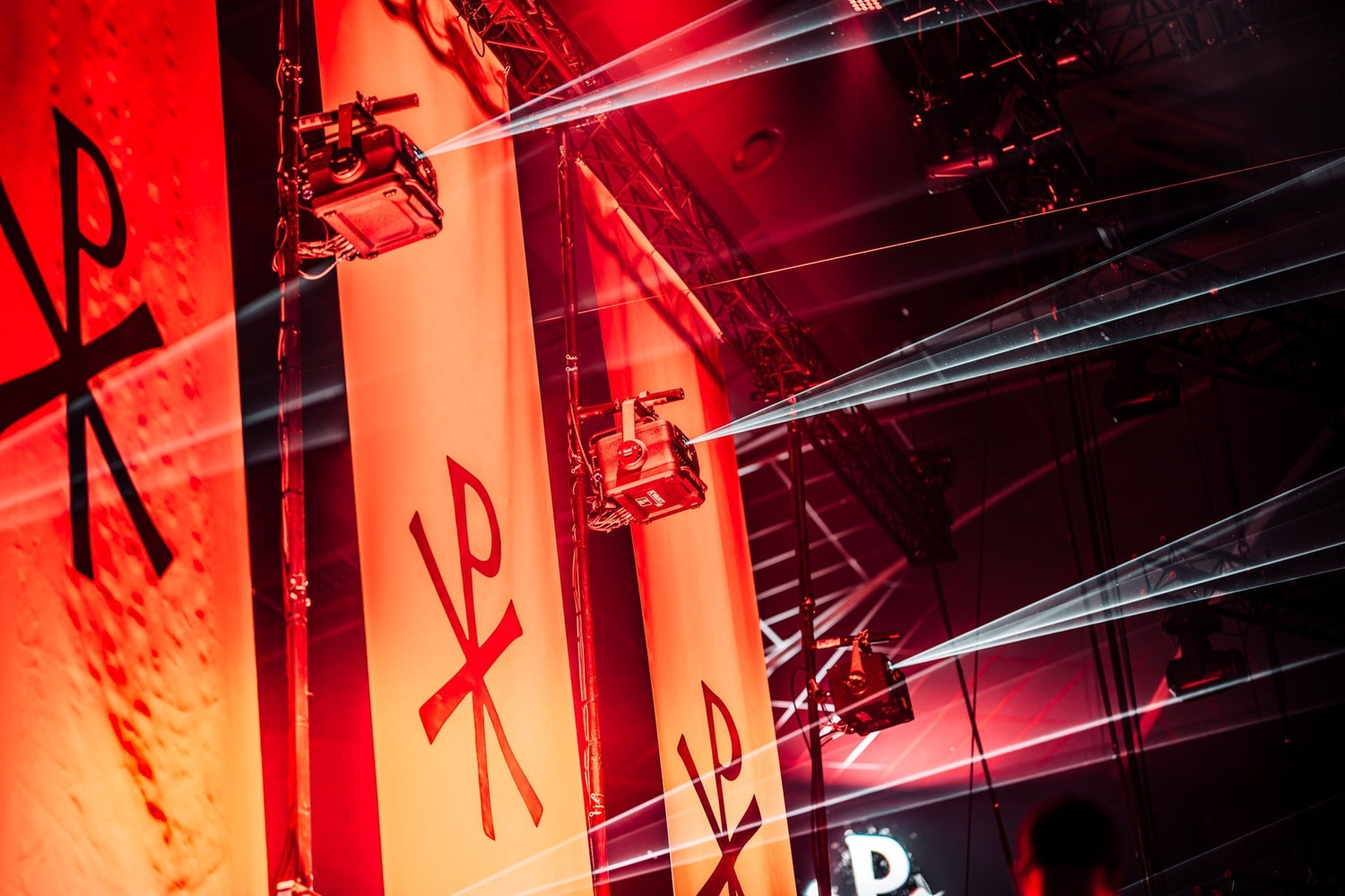 Kvant Atom Lasers on stage at a concert